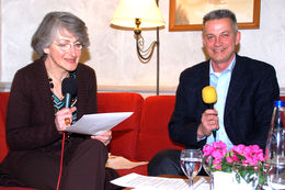 Die Moderatorin Christiane Stute interviewte PD Dr. Reiner Hente, Chefarzt und Leiter der Abteilung Unfallchirurgie und Sporttraumatologie in den Kreiskliniken Bad Reichenhall und Berchtesgaden zum Thema "Akute Schulterschmerzen -Was kann man tun?"