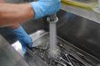 Grobes Vorreinigen mit Wasser 