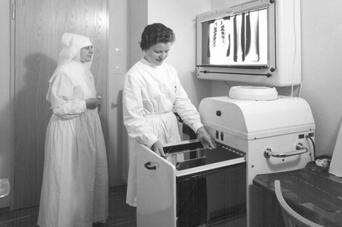 Röntgenabteilung - Bilderentwicklung (ca. 1962)