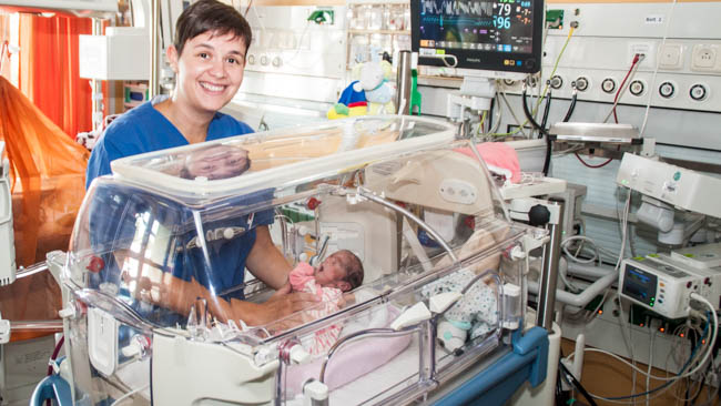 Rund um die Uhr versorgen Kinderintensivkrankenschwestern wie Dorothee Scanu ihre kleinen Patienten