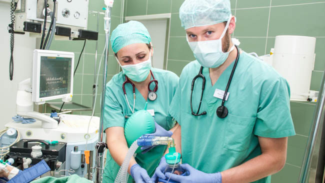 PJ-Student Rudi Fuchs führt unter direkter Anleitung der Fachärztin für Anästhesie Dr. Gesa Vock eine Anästhesieeinleitung durch.