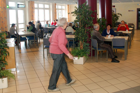Die Cafeteria bietet innen Platz für ca. 150 Besucher