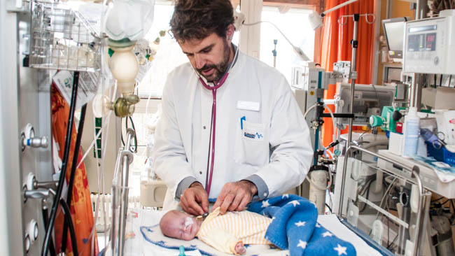 Für Chefarzt Priv.Doz. Dr. Gerhard Wolf mit seinem Team der Kinderklinik Traunstein, liegt einer der Schwerpunkte der Kinderintensivstation in der „Neonatologie“, also der Versorgung von Früh- und Neugeborenen