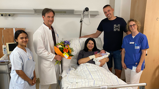 Sie freuen sich gemeinsam über die kleine Ines: v.l. Pflegeschülerin Anjaly Mynatta Sebastian der Station 4.2, Chefarzt Frauenklinik Prof. Dr. Christian Schindlbeck, Katarina Loncar mit Ines, Ivan Loncar, Gesundheits- und Krankenpflegerin Stefanie Schwab von der Station 4.2.