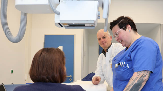Der Chefarzt der Radiologie am Klinikum Traunstein, Dr. Wolfgang Weiß, und die Leitende MTRA, Juliane Bierl, freuen sich, dass die Patienten mit den neuen Röntgengeräten wesentlich komfortabler behandelt werden können