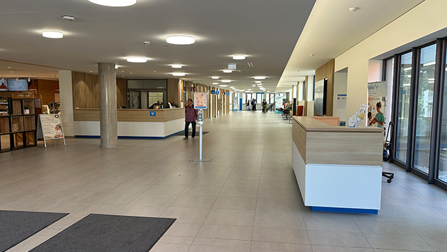 Der neue Eingangsbereich mit Information und der Patientenaufnahme direkt am Ende der Halle. 