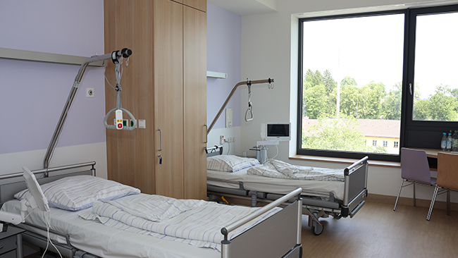Die Patientenzimmer im neuen Trakt sind hell und freundlich. Der Schrank zwischen den Betten gewährt den Patienten mehr Privatsphäre. 