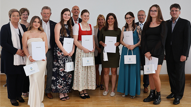 Die Absolventinnen der Abschlussklasse 20b der Berufsfachschule für Pflegeberufe der Kliniken Südostbayern in Traunstein, die mit dem Staatspreis der Regierung von Oberbayern für herausragende Leistungen ausgezeichnet wurden.  