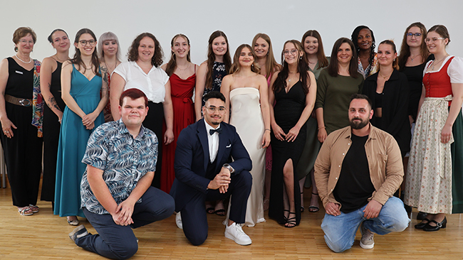 Die Klasse 20b der Generalistischen Ausbildung an der Berufsfachschule für Pflegeberufe der Kliniken Südostbayern in Traunstein mit der Klassenleitung Annette Hawelka. 