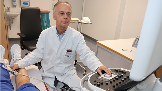 Chefarzt Dr. Volker Kiechle, Gefäßchirurg, bei der Ultraschalluntersuchung der Beinarterien