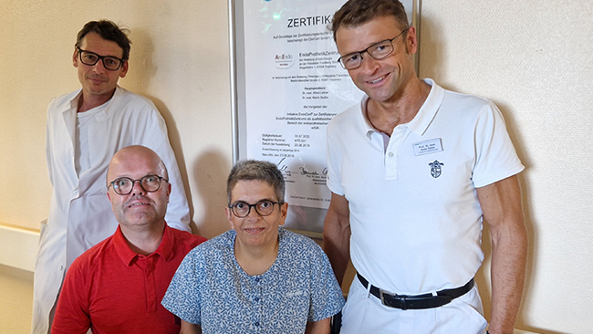 vl. Dr. Martin Zeidler, Leitender Oberarzt Unfallchirurgie und Koordinator Endoprothetikzentrum, Herr und Frau S., Prof. Dr. Kolja Gelse, Chefarzt der Unfallchirurgie und Orthopädischen Chirurgie