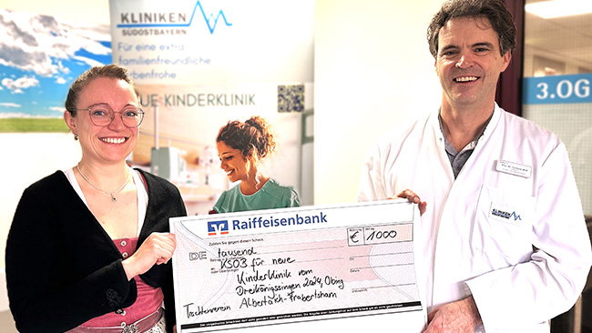 Magdalena Mauerer, selbst Kinderkrankenschwester auf der Station für Kinder- und Jugendmedizin am Klinikum Traunstein, überreicht den Scheck an Chefarzt Prof. Dr. Gerhard Wolf
