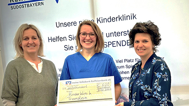 v.l Karin Vielmayer von den Bäuerinnen und Landfrauen Lindach, Therese Grewendorf, Stationsleitung der Kleinkinderstation am Klinikum Traunstein und Susanne Kroiß von der Mutter-Kind-Gruppe Lindach.