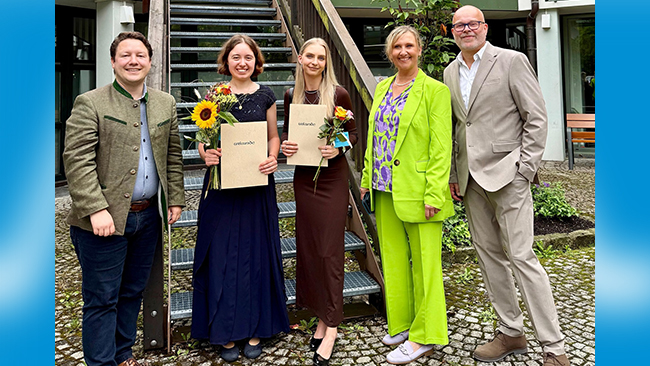 Die beiden Staatspreisträgerinnen Marie Auer (2. von links) und Laura Högler (Mitte) freuten sich u.a. mit Christoph Lung, dem Oberbürgermeister von Bad Reichenhall (links), Schulleitung Dajana Riske (2. von rechts) und Kursleiter  Dr. Markus Lauer (rechts).