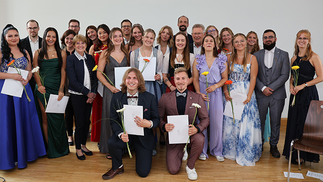 In Traunstein konnten sich 17 Schülerinnen und Schüler mit ihren Lehrkräften und allen Gratulanten freuen.
