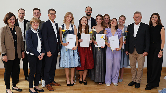Gleich sechs frischgebackene Absolventinnen wurden in Traunstein mit Staatspreisen ausgezeichnet: (in alphabetischer Reihenfolge) Hanna Bader, Emma Blechschmidt, Maria Giel, Katharina Heiß, Luisa Schwipps, Sonja Wimmer