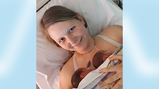 Veronika Stampfl beim „Känguruhen“ mit ihren Zwillingen Helene und Marlena.