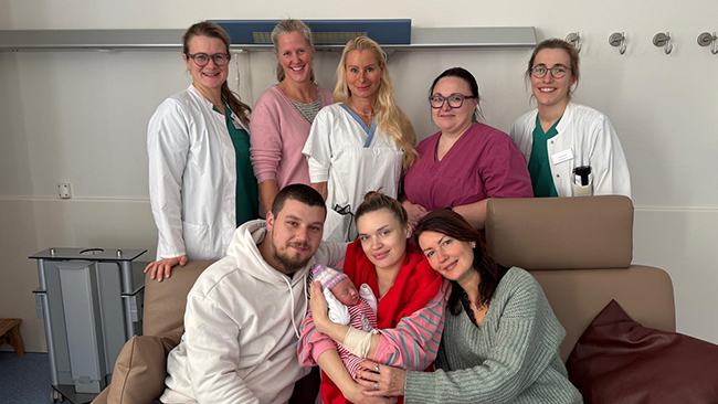 Die kleine Alyssia mit stolzen Eltern und Oma sowie dem Team der Geburtshilfe der Kreisklinik Bad Reichenhall.
