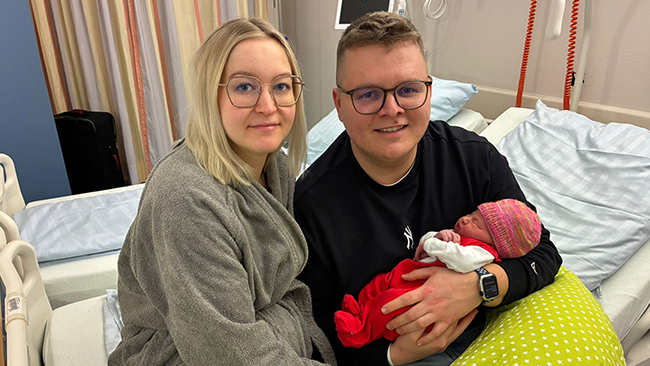 Die kleine Amara mit den stolzen Eltern.