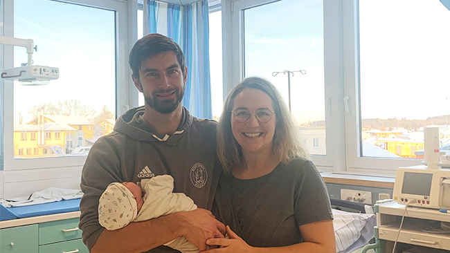 Die kleine Liv mit den stolzen Eltern.