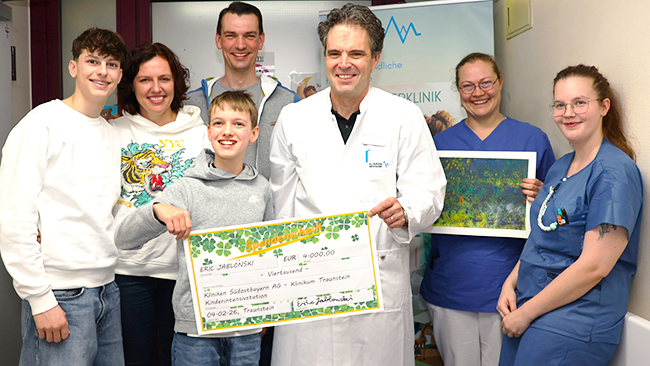 v. l. Bruder Til Jablonski, Eltern Jenny und Robert Jablonski, Eric Jablonski, Chefarzt Prof. Dr. Gerhard Wolf, Oberärztin Dr. Stefanie Röding, Kinder-Gesundheits- und Krankenpflegerin Michele-Maxine Hollmann