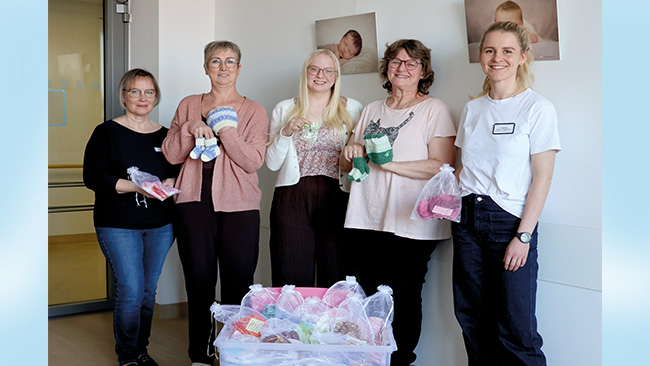 Die Geburtsstation am Klinikum Traunstein hat die Werke der Strickkünstlerinnen sehr gerne entgegengenommen: v.l. Stationsleitung Claudia Duckeck, Walpurga Nidsche, Sara Öllerer, Sabine Öllerer und  stellv. Stationsleitung Angelina Niederschweiberer.