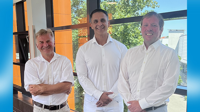 Dr. Mostafa Mosafer, der neue Chefarzt für Kinderorthopädie und Skoliosechirurgie am Klinikum Traunstein, (Mitte) und sein Team: links Oberarzt Dr. Peter Moravec, rechts der Leitende Oberarzt Dr. Florian Wittmann