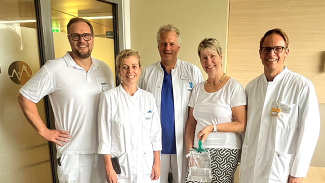 v.l. Prof. Dr. Christian Jurowich, Chefarzt Allgemein- und Viszeralchirurgie und stellv. Leiter des Darmkrebs- und Pankreaszentrums, Dr. Birgit Reinisch, Oberärztin Allgemein- und Viszeralchirurgie, Patientin Frau W., Dr. Markus Ewald, Oberarzt Allgemein- und Viszeralchirurgie, Dr. Björn Lewerenz, Chefarzt Gastroenterologie und Leiter des Darmkrebs- und Pankreaszentrums