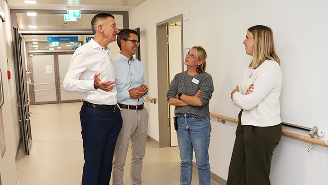 Im Gespräch v.l. Vorstandsvorsitzender Dr. Uwe Gretscher, Vorstand Philipp Hämmerle, Angela Walcher, Stationsleiterin der Operativen Intensivstation, und Lisa Pichler, Bereichsleiterin Pflege im Klinikum Traunstein.