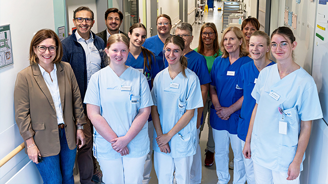v.l. Sabrina Stenger, Bereichsleitung Pflege, Steffen Köhler, Leiter Geschäftsbereich Personal und Bildung, Johannes Schreiber, Pflegedirektor Klinikum Traunstein, Miriam Niederbuchner, Schülerin, Emelie Hessling, Praxisanleitung, Johanna Papp, Praxisanleitung, Johanna Schroll, Schülerin, Erika Losbichler, Praxisanleitung, Claudia Linz, Stationsleitung, Antje Schlünder, Praxisanleitung, Kati Zerfas, Leitung Praxisanleitung, Susanne Steinigen stellv. Leitung Praxisanleitung, Elena Seidenfuß, Schülerin