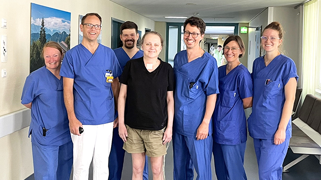 v. li.: Andrea Huber, Pflegefachfrau für Intensivpflege, Dr. Björn Lewerenz, Chefarzt der Gastroenterologie und Leiter des Pankreaszentrums, Dr. Daniel Fitting, Oberarzt der Gastroenterologie, Patientin Ramona W., Dr. Matthias Volz, Oberarzt Intensivmedizin, Kathrin Häusler und Sarah Maschke, Pflegefachfrauen für Intensivpflege