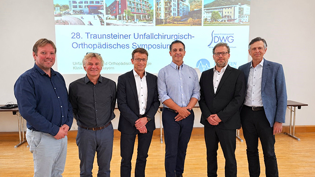 Im Rahmen der Veranstaltung (v.l.n.r.): Dr. Florian Wittmann, Dr. Peter Moravec, Prof. Dr. Kolja Gelse, Dr. Mostafa Mosafer, Moritz Faß und Dr. Stefan Paech, Medizinischer Direktor an den Kliniken Südostbayern.