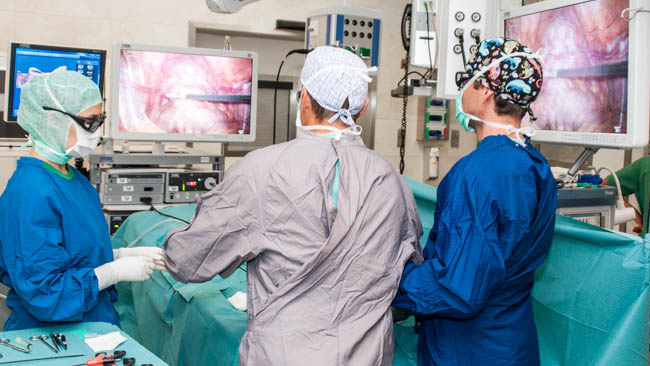 Im Kinder-Op im Klinikum Traunstein können eine Vielzahl der Operationen mit Hilfe der 3D-Laparoskopie durchgeführt werden.