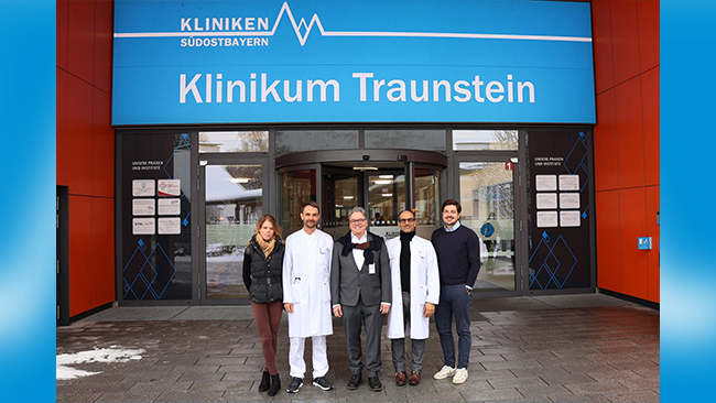 PD Dr. Dr. Tom-Philipp Zucker (Mitte) inmitten der neuen Klinikleitung am KSOB-Standort Traunstein: (v.l.n.r.) Klinikleiterin Jessica Koch, der neue �rztliche Direktor Prof. Dr. Carsten B�ger, der stellvertretende �rztliche Direktor Prof. Dr. Afshin Rahmanian-Schwarz und Pflegedirektor Johannes Schreiber.