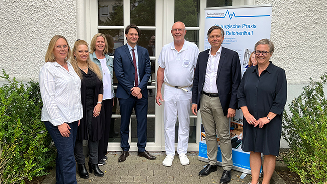 Dr. Michael Gottschlich (3. v. r.) wurde in einer Feierrunde verabschiedet. Mit im Bild (v. l.): Anke Neltje Jost, Susanne Sextl-Hufnagl, Anita Eigner, Stefan Prawda (Standortleiter Kreisklinik Bad Reichenhall), Dr. Stefan Paech (Leiter Medizin Verbund an den KSOB), Sylvia Kreil (Operative Leitung Fachärztezentrum Kliniken Südostbayern GmbH)