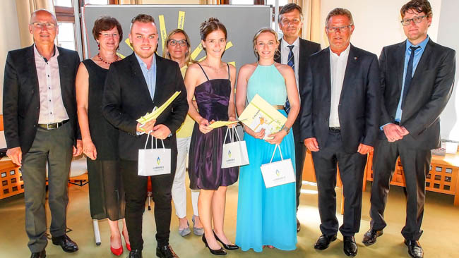 Die drei Prüfungsbesten der Berufsfachschule für Krankenpflege wurden mit einem Staats geehrt. Unser Foto zeigt von links Oberbürgermeister Christian Kegel, Klassenleiterin Annette Hawelka, Preisträger Georg Wastlhuber, Pflegedirektorin Susanne Güll, die Preisträgerinnen Verena Schneider und Anna Seehuber, den Medizinischen Direktor Dr. Stefan Paech, den stellvertretenden Landrat Sepp Konhäuser und Schulleiter Alexander Hoh.