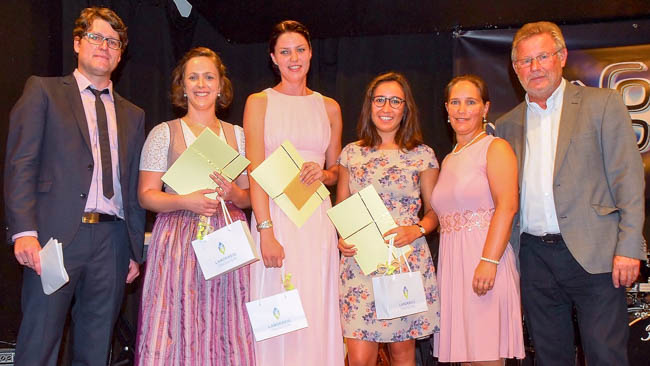 Einen Staatspreis der Regierung von Oberbayern bekamen drei Schülerinnen der Krankenpflegeschule. Unser Foto zeigt von links Schulleiter Alexander Hoh, die Preisträgerinnen Viktoria Lamminger, Stefanie Heinrich und Chantal Nies sowie Klassenleiterin Manuela Nann und den stellvertretenden Landrat Sepp Konhäuser