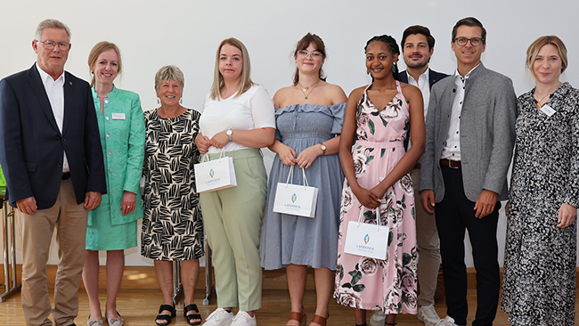 v.l. Sepp Konhäuser, stv. Landrat, Susanne Fersterer, Lehrerin, Burgi Mörtl-Körner, 2. Bürgermeisterin Stadt Traunstein, Aneta Walzcak Leni Kecht und Hope Nansubuga, die drei Jahrgangsbesten, Johannes Schreiber, Pflegeleiter Klinikum Traunstein, Philipp Hämmerle, Vorstand der KSOB, Lara Treppner, Klassenleitung und stv. Schulleitung