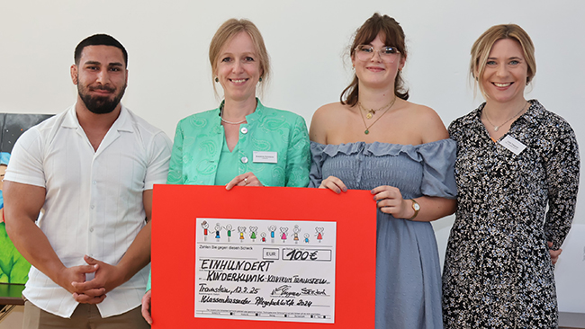 Die Klassensprecher Leni Kecht (3.v.l.) und Samet Demircan (1.v.l.) zusammen mit ihrer Klassenleitung Lara Treppner (re.) und der Lehrerin Susanne Fersterer (2. v.l.) mit der Spende für die neue Kinderklinik am Klinikum Traunstein