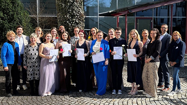 Die 12 Absolventinnen und Absolventen des Jahrgangs mit Klassenleitung Frau Lisa Bäuml sowie mit den Gratulanten: Resi Schmidhuber (links), stellv. Landrätin, Burgi Mörtl-Körner (3. v. l.), stellv. Bürgermeisterin, Herrn Steffen Köhler (2. v. r.), Frau Dunja Wondra (rechts) und Herrn Johannes Schreiber (2. v. l.) sowie der Schulleitung Frau Dajana Riske (4. v. r.)