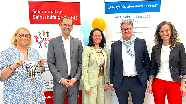 v.l. Christina Hille, Einrichtungsleitung AWO-Selbsthilfezentrum Traunstein mit Vertretern der Intensivstationen des Klinikums Traunstein:  Holger Liermann, Oberarzt; Gisela Otrzonsek, Psychologischer Dienst, Priv.-Doz. Dr. med. Tom-Philipp Zucker, Ärztlicher Leiter und Froska Ivic, Intensivpflegekraft.    