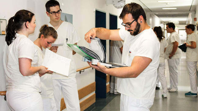 Pflegeschüler im dritten Ausbildungsjahr der Berufsfachschule für Krankenpflege aus Bad Reichenhall bereiten sich auf den Pflegetag im Rahmen der Projektwoche "Schüler leiten eine Station" vor.