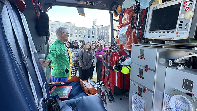 Die Azubis erfuhren viel Wissenswertes über die Luftrettung mit dem Rettungshubschrauber Christoph 14, der am Klinikum Traunstein stationiert ist. 