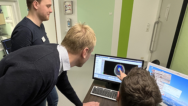 v.l. Niklas Auer, PD Dr. Matthias Hautmann und Martin Reis besprechen die Bestrahlungsplanung
