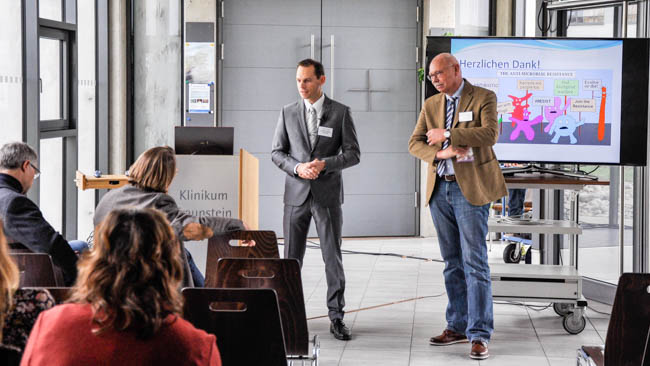 Dr. Holger Liermann, Oberarzt der Anästhesie, Intensivmedizin in Traunstein (Mitte), bei der anregenden Diskussion über den Umgang mit Antibiotika mit den Teilnehmern.