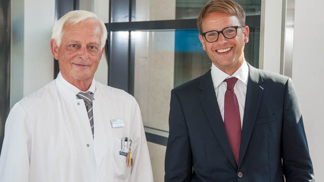 Der scheidende Chefarzt Dr. Anton Kreuzmayr (li.) wird von Dr. Björn Lewerenz abgelöst