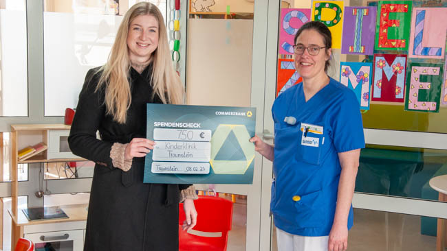 Bei der Scheckübergabe in der Kinderklinik am Klinikum Traunstein  v.l. Lena Friedl von MaxSolar und Julia Thalhammer, Stationsleitung in der Kinderabteilung am Klinikum Traunstein