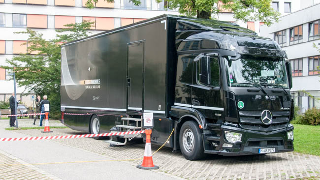 Der Schulungstruck auf dem Gelände des Klinikums in Traunstein