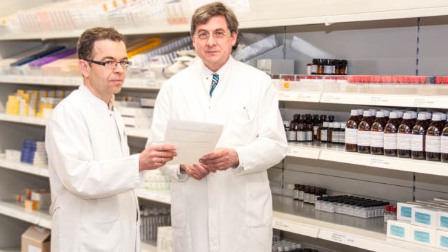 Das Qualitätsmanagement der Apotheke des Klinikums Traunstein wurde zertifiziert. Darüber freuen sich Apothekenleiter Dr. Berthold Beyerlein (rechts) und sein Apotheker Hans-Christian Sigle. Das Qualitätsmanagement der Apotheke des Klinikums Traunstein wurde zertifiziert. Darüber freuen sich Apothekenleiter Dr. Berthold Beyerlein (rechts) und sein Apotheker Hans-Christian Sigle.