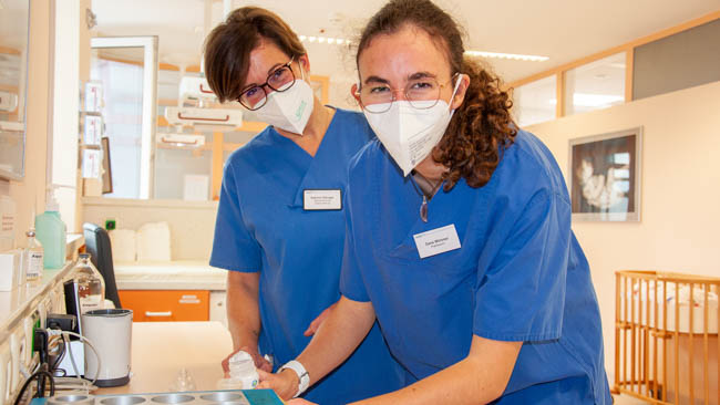 Bei ihrem Praktikumseinsatz in der Geburtshilfestation des Klinikums Traunstein erhielt Dana Wimmer aus Traunstein (rechts) tatkräftige Unterstützung von der stellvertretenden Stationsleiterin Sabrina Stenger.